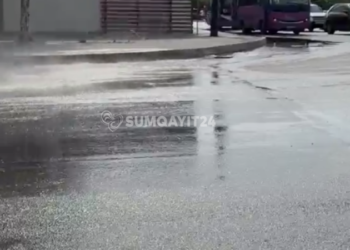 Sumqayıtda küçəni kanalizasiya suları basdı