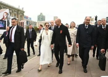 Rusiyada milyonluq brend geyimli xanım paradda DİQQƏT ÇƏKDİ