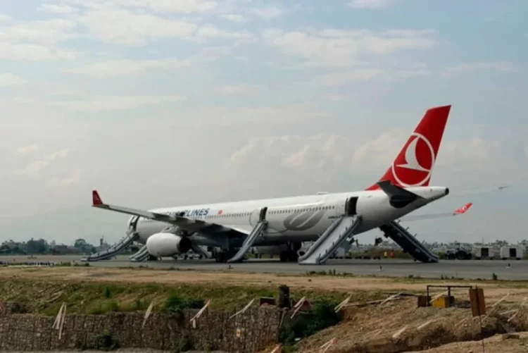 277 sərnişin olan Türkiyə təyyarəsi ALOVLANDI