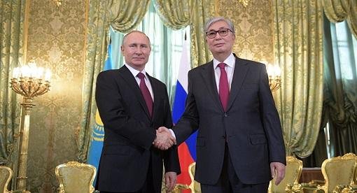 Putinlə Tokayev təkbətək görüşdü