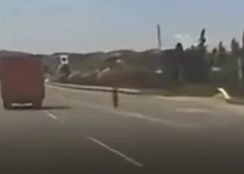 Bakı-Sumqayıt yolunda təhlükəli an: Yük maşınının qapısı qopdu – Video