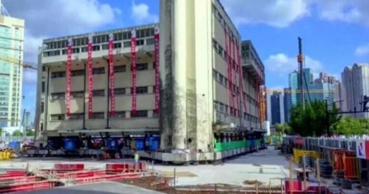 Çində 7 600 tonluq nəhəng binanı “yeritdilər” – FOTO