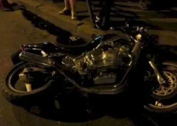 Bakıda yeniyetmə motosikletlə avtomobilə çırpıldı, ağır xəsarət aldı