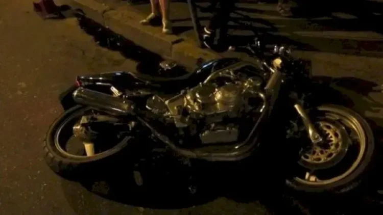 Bakıda yeniyetmə motosikletlə avtomobilə çırpıldı, ağır xəsarət aldı