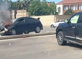 “Land Cruiser”lə toqquşan “Prius” alovlandı – VİDEO