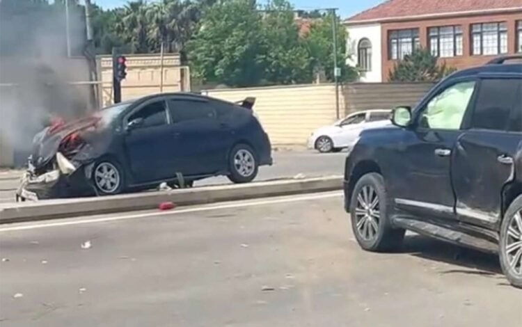 “Land Cruiser”lə toqquşan “Prius” alovlandı – VİDEO