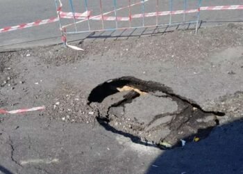 Bakının mərkəzində yolda çökmə: İri çuxur yarandı – FOTO