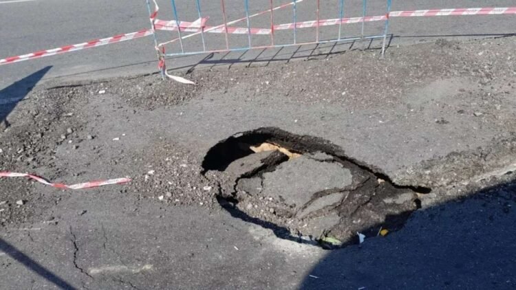 Bakının mərkəzində yolda çökmə: İri çuxur yarandı – FOTO