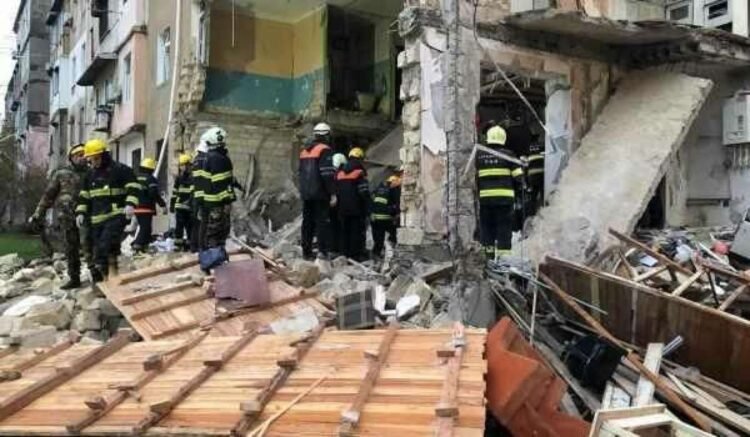 Sumqayıtda yaşayış binasında partlayış: yaralılar var – FOTO
