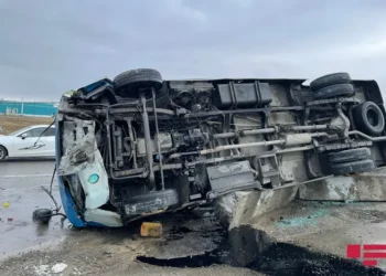 Göygöldə mikroavtobus aşdı: xəsarət alanlar var