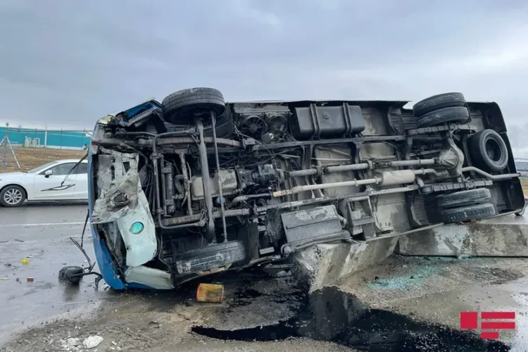 Göygöldə mikroavtobus aşdı: xəsarət alanlar var