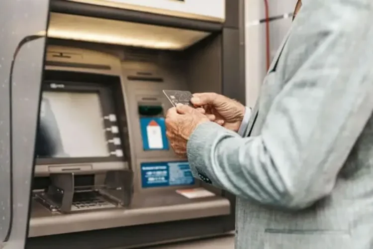 Banklarda yeni problem: pensiya kartlarını da “vurdu” – Nə etmək lazımdır?