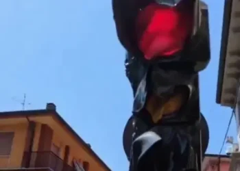 Anomal istilər Avropada həyatı iflic etdi: Svetoforlar əridi, yollar çatladı – VİDEO
