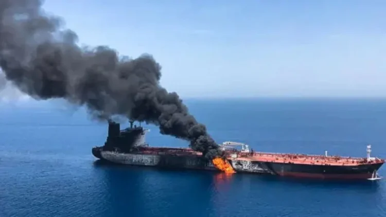 Oman sahillərində tanker yanıb