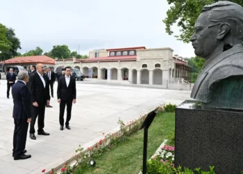 Prezidentlər Şuşada Azərbaycanın tanınmış şəxsiyyətlərinin güllələnmiş büstlərinə baxıblar
