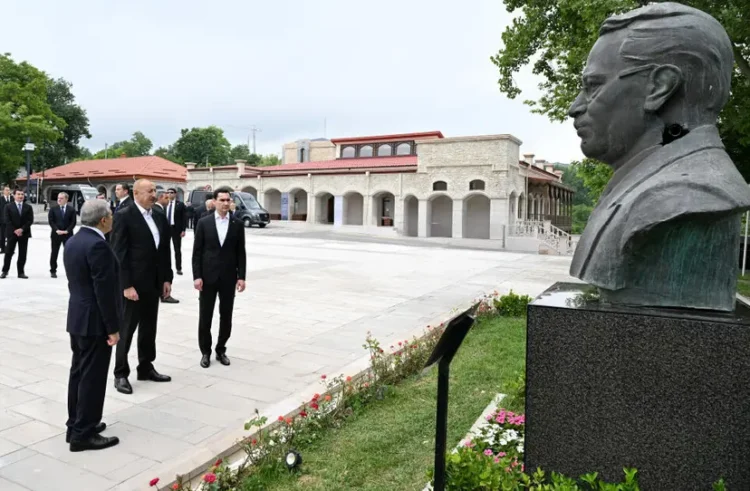 Prezidentlər Şuşada Azərbaycanın tanınmış şəxsiyyətlərinin güllələnmiş büstlərinə baxıblar