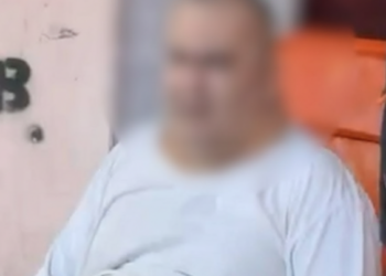 Paytaxtda 330 kiloqram çəkisi olan kişi evdən belə çıxarıldı – Video