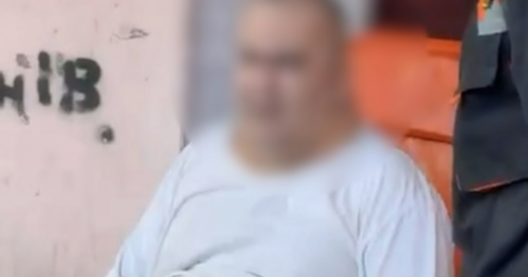 Paytaxtda 330 kiloqram çəkisi olan kişi evdən belə çıxarıldı – Video