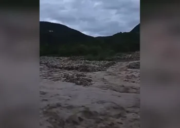 Şamaxıda Ağsu çayı daşdı: İnsanlar yollarda qaldı – VİDEO