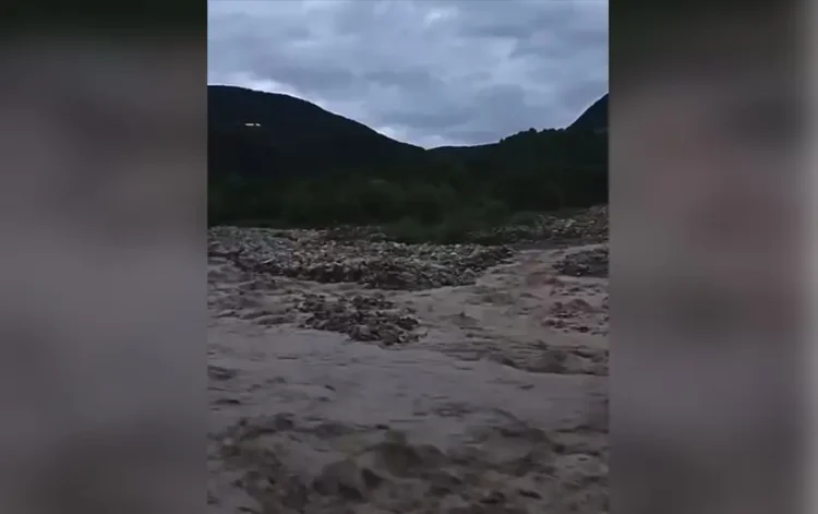 Şamaxıda Ağsu çayı daşdı: İnsanlar yollarda qaldı – VİDEO