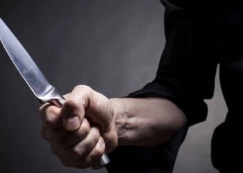 Arağa pul verməyən qardaşını kürəyindən bıçaqladı…