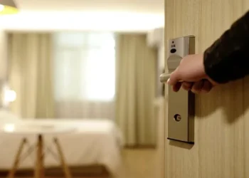 Tanınmış sima otel otağında ÖLÜ TAPILIB-FOTO
