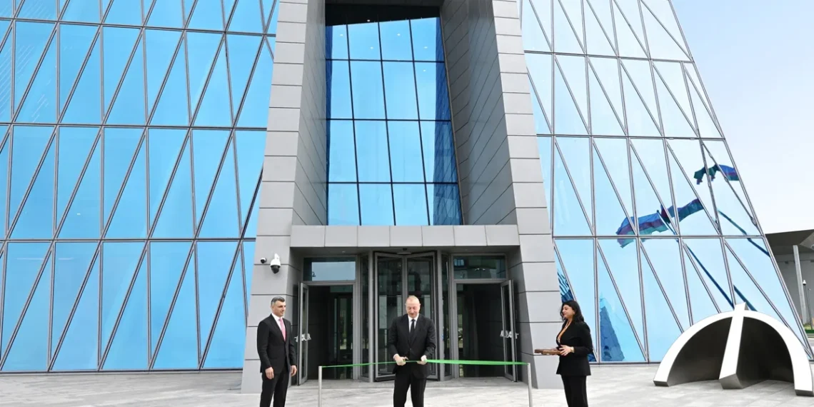 İlham Əliyev Mərkəzi Bankın yeni binasının açılışında iştirak etdi – FOTO