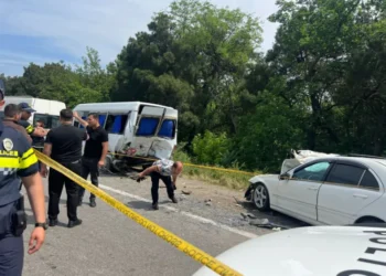 Məktəbliləri aparan mikroavtobus qəzaya uğradı – FOTOLAR