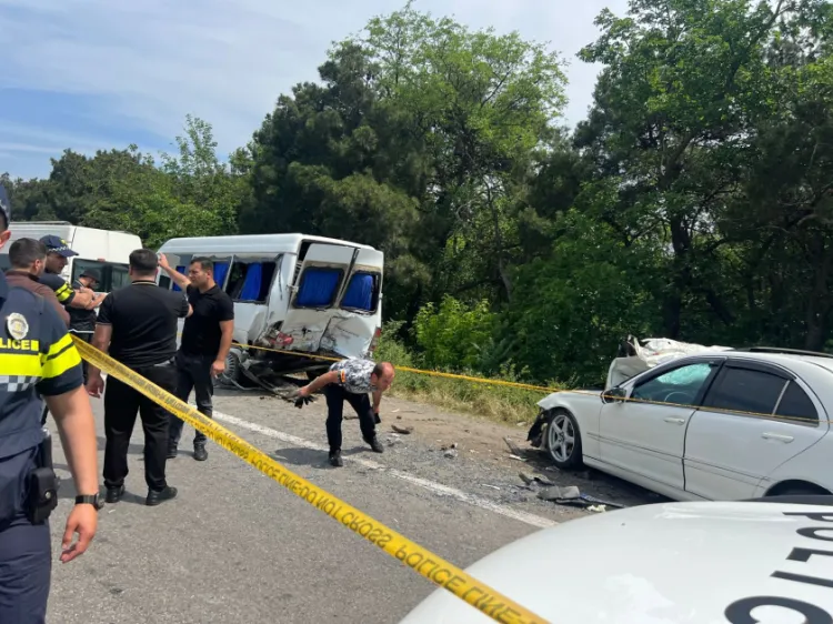 Məktəbliləri aparan mikroavtobus qəzaya uğradı – FOTOLAR