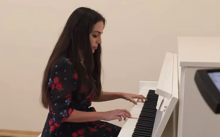 Leyla Əliyeva pianoda “Söz olmasaydı” ifa etdi – VİDEO