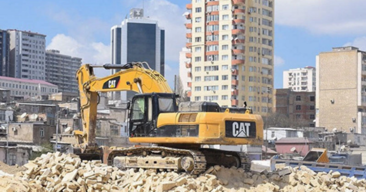 10 il keçdi, sakinlər hələ də mənzillərinə qayıda bilməyib – Bakıda söküntülər niyə ləngiyir?