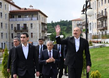 Prezidentlər Şuşada inşa edilmiş birinci yaşayış kompleksində olublar