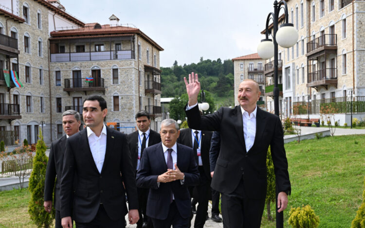 Prezidentlər Şuşada inşa edilmiş birinci yaşayış kompleksində olublar
