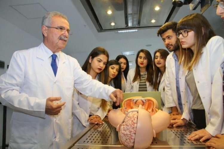 Türkiyədə çalışan azərbaycanlı həkimlərə ZƏRBƏ – Pulları KƏSİLİR