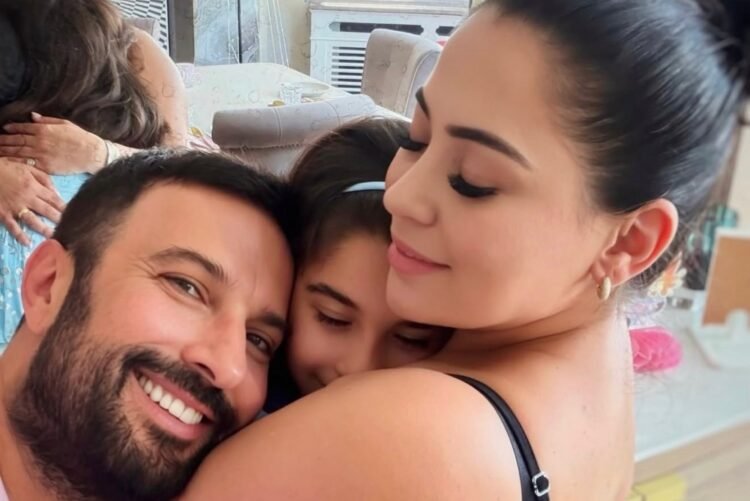 Tarkan xanımı və qızı ilə – Foto