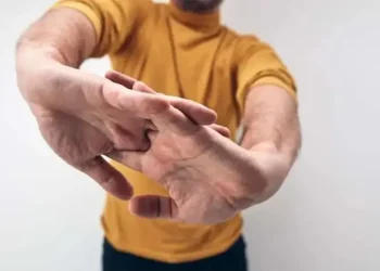“Barmaq çatlatmaq” zərərlidir, yoxsa yox?