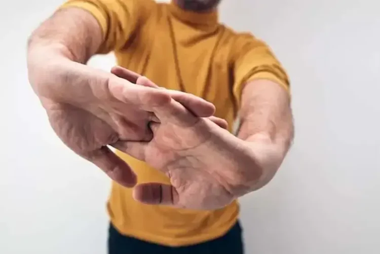 “Barmaq çatlatmaq” zərərlidir, yoxsa yox?