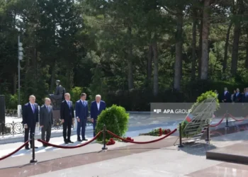 Xarici İşlər Nazirliyinin kollektivi Zəfər abidəsini ziyarət edib