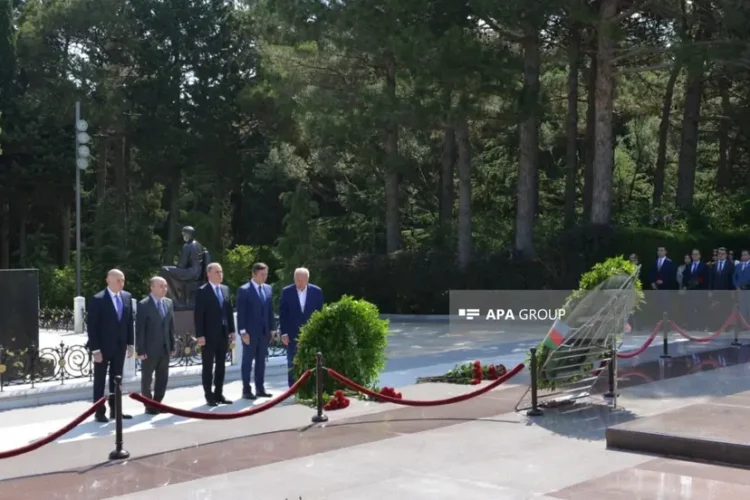 Xarici İşlər Nazirliyinin kollektivi Zəfər abidəsini ziyarət edib