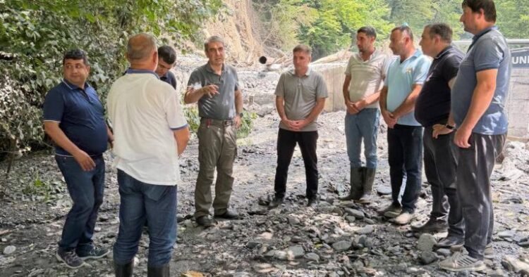 Balakəndəki görüntülər müzakirə yaratdı: İşçi geyimi qanunidirmi?