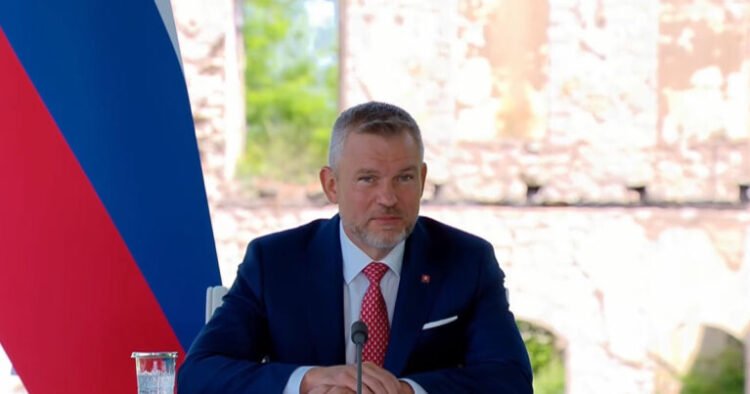 Slovakiya Prezidenti Heydər Əliyevin məzarını ziyarət edib