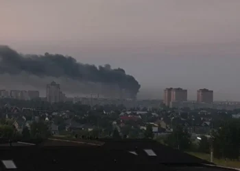 Moskva ALOVLAR İÇİNDƏ: Yüzlərlə dron paytaxta HÜCUM ETDİ – VİDEO