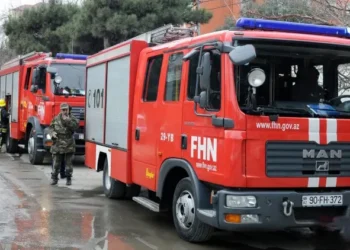 Bakıda yaşayış kompleksinin həyətində yanğın olub, avtomobillərə ziyan dəyib