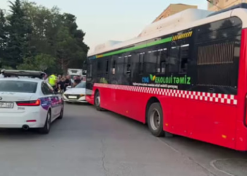 Sumqayıtda qəza : “7 nömrə” ilə maşın toqquşdu