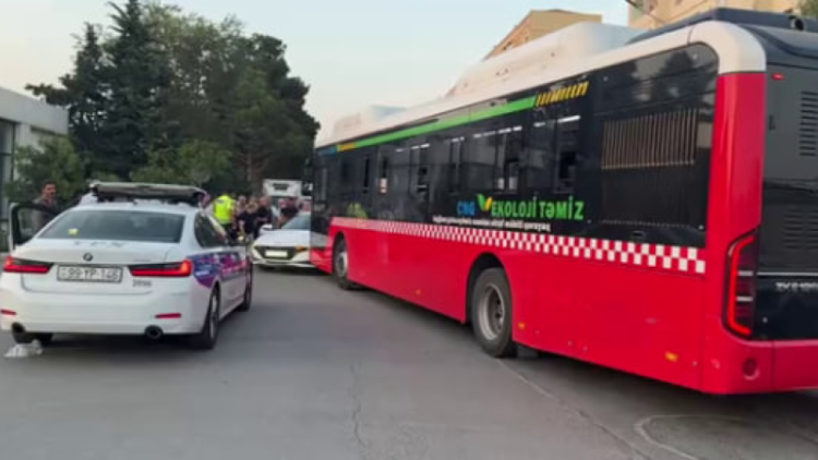 Sumqayıtda qəza : “7 nömrə” ilə maşın toqquşdu