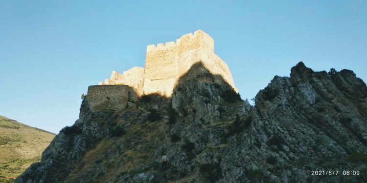 Əsrlərin sirrini qoruyan qala – Keçi qalası