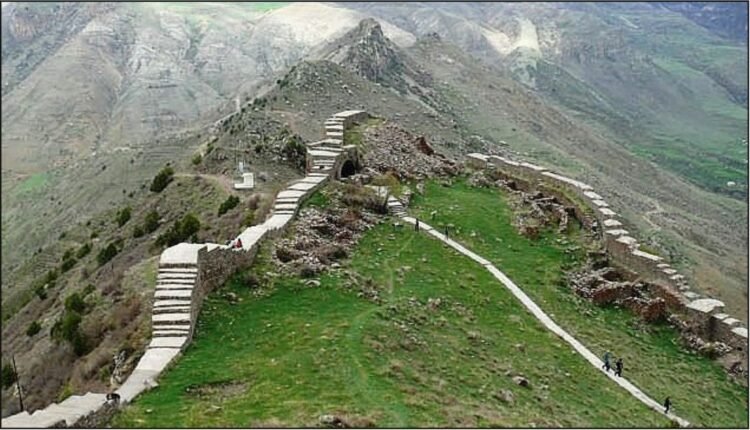 Dərələyəzin möhtəşəm qalaları: Tarixin sıldırım qayalar üzərində yazdığı izlər