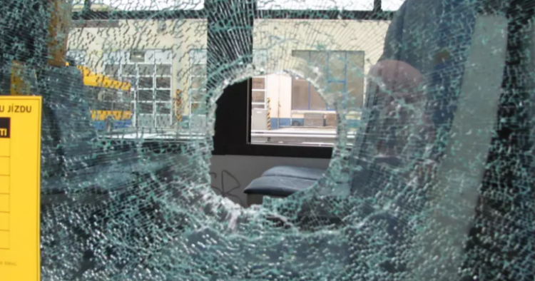 Bakıda avtobus ağaca çırpıldı: 11 yaralı var – Video