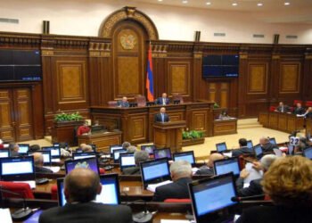 “Bəs siz niyə gəlmisiniz?” – Ermənistan parlamentində vəziyyət gərginləşdi