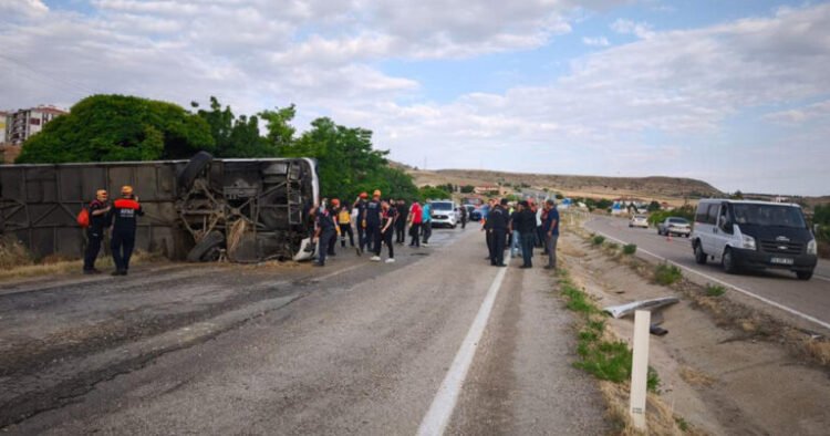 Sərnişin avtobusu aşdı – 41 yaralı